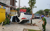 Quảng Ngãi: Ô tô lật ngửa trên vỉa hè khiến tài xế bị thương nặng