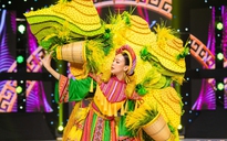 Hoa hậu Bảo Ngọc catwalk với trang phục nặng 30kg