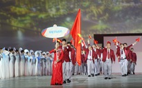 Kình ngư Nguyễn Huy Hoàng cầm cờ cho đoàn thể thao Việt Nam tại SEA Games 32