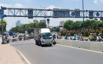 Xe tải tông sập thanh giới hạn chiều cao cầu Sài Gòn