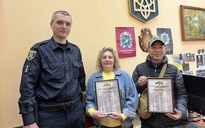 Người Việt ở Ukraine được cảnh sát Kharkiv trao giấy khen vì thiện nguyện giúp người