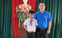 Trao tặng huy hiệu 'Tuổi trẻ dũng cảm' cho học sinh cứu người đuối nước