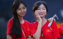 Sắc đỏ yêu thương cổ vũ U.22 Việt Nam trên sân Prince