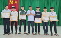 Khen thưởng 4 học sinh cùng 2 người dân dũng cảm cứu người ở Quảng Trị