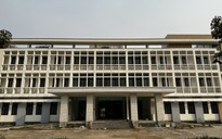 Thiếu 2 thang máy, khu điều trị gần 20 tỉ đồng xây xong vẫn khóa trái cửa