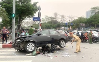 Hà Nội: Ô tô tông 17 xe máy, 22 người nhập viện