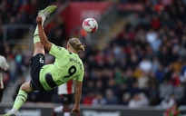 Ngoại hạng Anh: Haaland lập cú đúp giúp Man City 'dạo chơi'