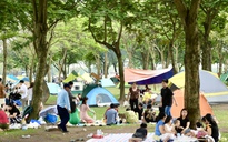 Người dân đổ xô về công viên xanh lớn nhất Hà Nội cắm trại ngày 1.5
