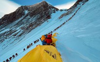 Vì sao nhiều thi thể nằm rải rác trên đỉnh Everest mà không được đưa xuống?
