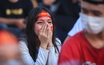 Cổ động viên TP.HCM bật khóc khi U.22 Việt Nam thua Indonesia ở phút bù giờ