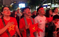 Cổ động viên TP.HCM đội mưa tiếp lửa cho đội tuyển nữ Việt Nam