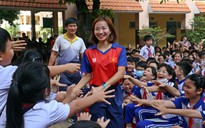 Nguyễn Thị Oanh truyền cảm hứng đến các bạn nhỏ, thầy giáo trích lương tặng cô gái vàng
