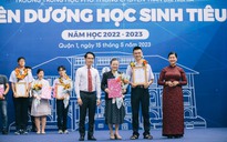 Tôn vinh phụ huynh trong lễ tổng kết năm học, tại sao không?