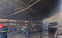 TP.HCM: Cháy bãi xe ô tô khiến khu dân cư hoảng loạn