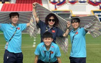 Đội tuyển nữ Việt Nam trải nghiệm mặt cỏ đẹp ở trận đầu SEA Games 32