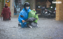 Nhiều tuyến đường TP.HCM nước ngập ngang yên sau mưa to: Người người lội nước vì xe chết máy
