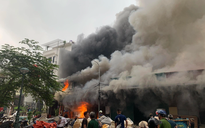 Nhà xưởng ở Hà Nội bốc cháy ngùn ngụt, lửa lan sang nhiều nhà kho xung quanh
