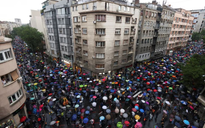 Mặc mưa gió, hàng vạn người Serbia xuống đường biểu tình sau vụ xả súng đẫm máu