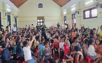 Tặng quà cho trẻ em vùng biên giới Việt - Lào