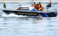 Giông lốc trên biển Quảng Bình làm 9 ngư dân bị sóng cuốn, 1 người mất tích