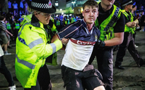 CĐV Man City gây rối, đập xe cảnh sát sau trận chung kết Champions League