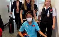 Huỳnh Như phải ngồi xe lăn để cùng đội tuyển nữ Việt Nam về Đức