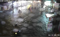 TP.HCM bất ngờ mưa to trong đêm, nhiều tuyến đường 'thành sông'