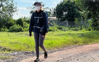 35 ngày đi bộ từ Cà Mau đến TP.HCM, cô gái 'lì đòn' tiếp tục hành trình xuyên Việt