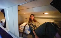 Chỗ ngủ bí mật của tiếp viên hàng không trên máy bay có gì?