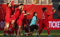 Cảm động Huỳnh Như chấn thương, vẫn ăn mừng cực 'sung' cùng đội tuyển nữ Việt Nam