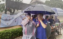 Trời có mưa to vẫn có tình nguyện viên lo