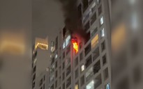 Náo loạn vì cháy căn hộ chung cư ở Thủ Đức
