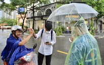 Thi tốt nghiệp THPT 2023: Thanh niên tình nguyện đội mưa che ô cho thí sinh