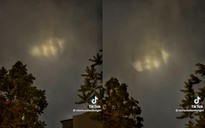 Clip đám mây phát sáng ‘hình bàn tay' trong đêm giông khiến nhiều người tò mò