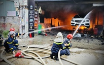 8 xe ô tô cháy rụi trong trung tâm chăm sóc xe hơi ở Hà Nội