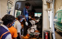Nạn nhân tai nạn xe lửa Ấn Độ còn sống lại được đưa vào nhà xác
