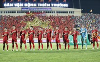 Đội tuyển Việt Nam trở lại 'chảo lửa' khiến HLV Troussier xúc động