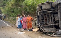 Xe khách lật trên đèo Khánh Lê, 4 du khách Trung Quốc tử vong