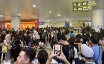 Người hâm mộ đứng kín ga quốc tế sân bay Nội Bài chờ BlackPink xuất hiện