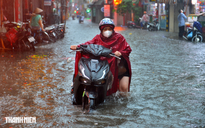 Hà Nội ngập như sông sau mưa lớn, người dân nhích từng mét trên đường