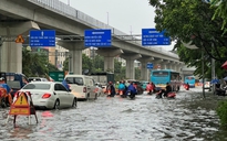 Vì sao nhiều tuyến phố Hà Nội biến thành sông sau cơn mưa chiều 31.7?