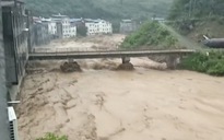 Mưa lớn làm sập cầu xe lửa giữa ‘tháng thiên tai’ ở Trung Quốc
