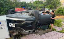 TP.Thủ Đức: Xe ô tô lật ngửa trên vỉa hè đại lộ Phạm Văn Đồng