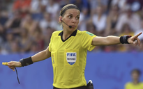 Trọng tài được giải thích quyết định VAR cho khán giả tại World Cup nữ 2023