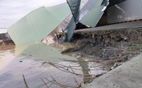 Một nhà xưởng bị sạt lở xuống sông làm thiệt hại hơn 5 tỉ đồng
