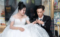 Ngày hạnh phúc của chú rể ngồi xe lăn bán vé số