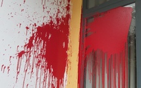 Hoang mang vì nhà bị người lạ tạt sơn khủng bố