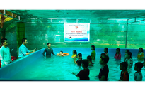 Chuyện  tử tế: Thầy giáo dạy bơi miễn phí cho trẻ em vùng quê