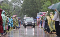 Dân làng đội mưa đón linh cữu liệt sĩ CSGT hy sinh do sạt lở đèo Bảo Lộc
