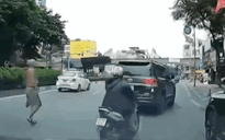 Bắt giữ người phi dao vào ô tô Toyota Land Cruiser trên đường phố Hà Nội